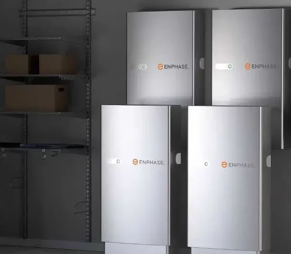 Batteries Enphase dans un garage, stock d'énergie | batterie de stockage panneau solaire prix