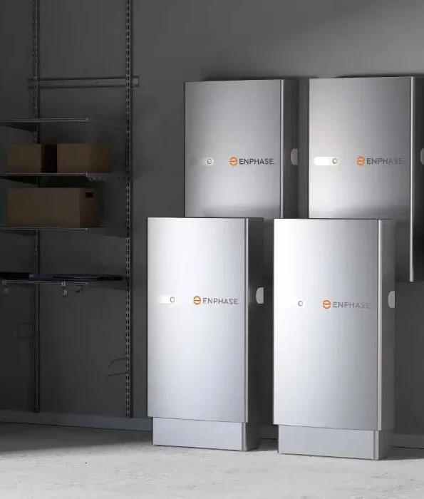 Batteries Enphase dans un garage, stock d'énergie | batterie de stockage panneau solaire prix