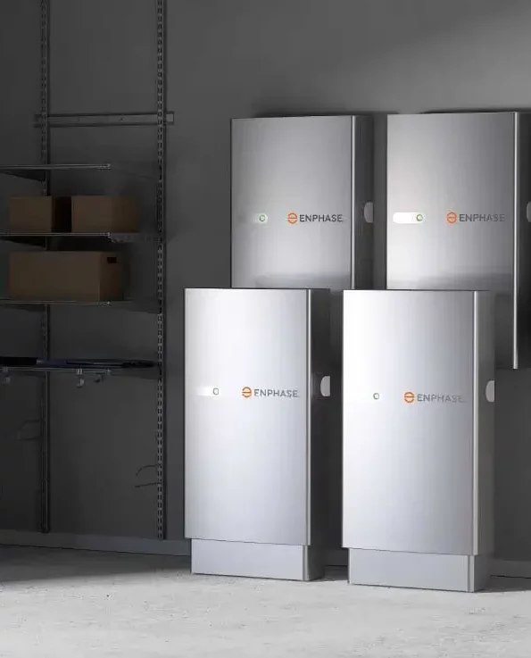 Batteries Enphase dans un garage, stock d'énergie | batterie de stockage panneau solaire prix