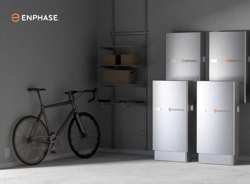 Batteries Enphase dans un garage, stock d'énergie