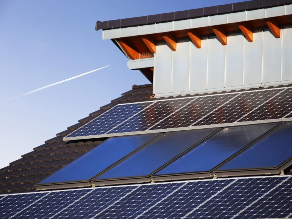 Installation photovoltaïque sur un toit en pense