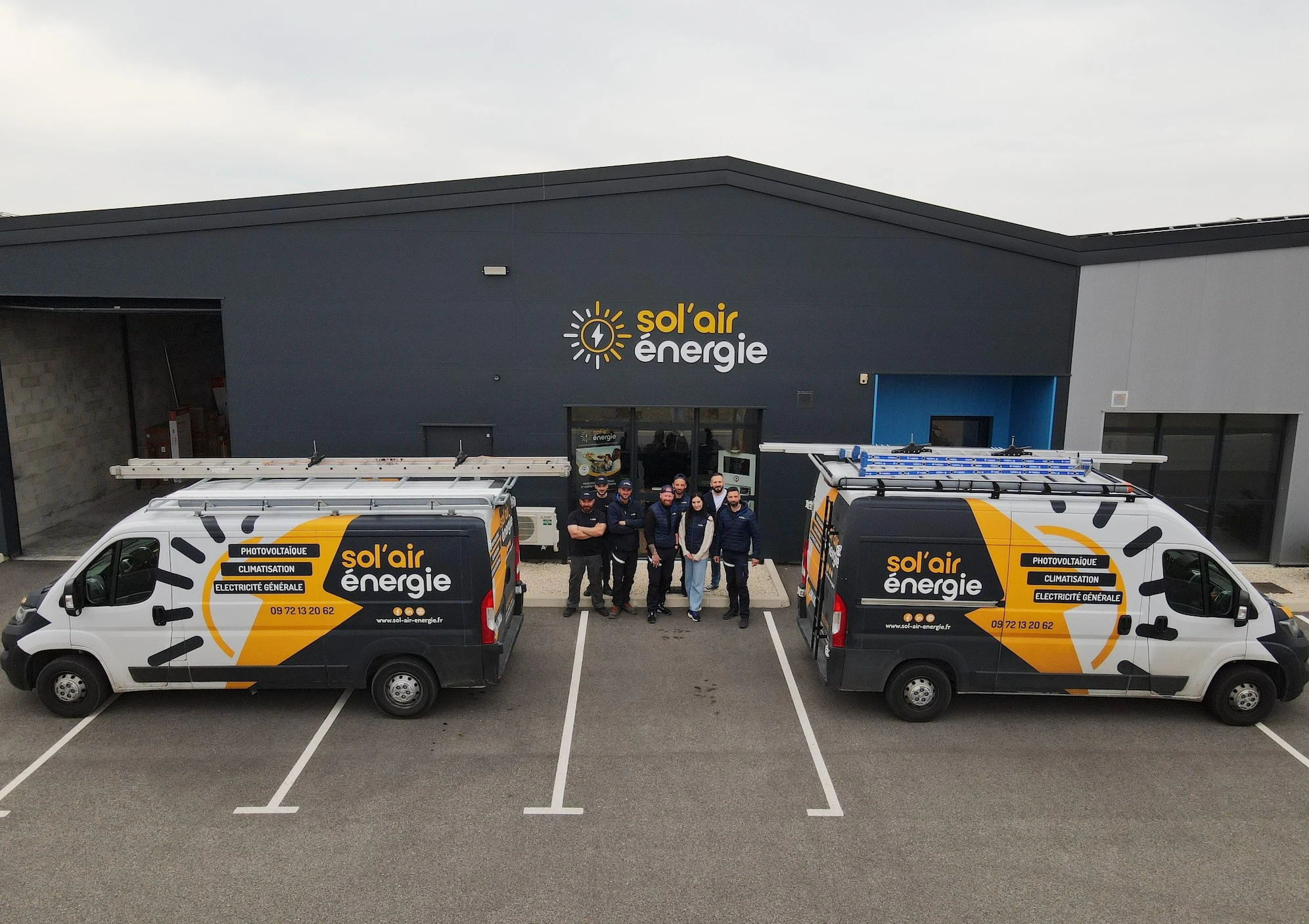 L'Equipe de Sol'Air Energie devant le dépôt entourée des camions