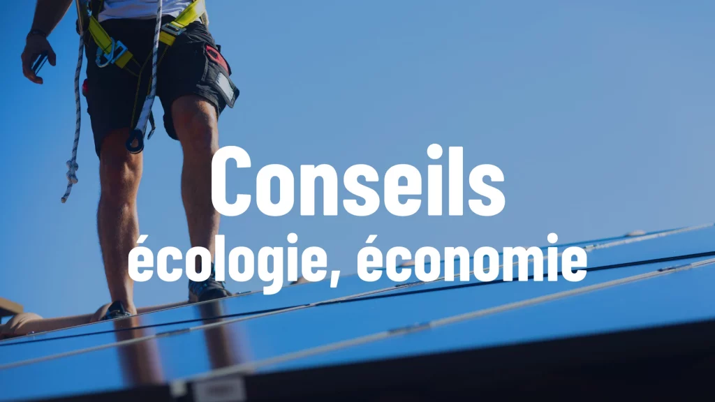 Jambes d'un technicien photovoltaïque sur un toit. Au premier plan, il y a des panneaux solaires photovoltaïques. LE ciel est bleu. Titre sur l'image : Conseils (écologie, économie)