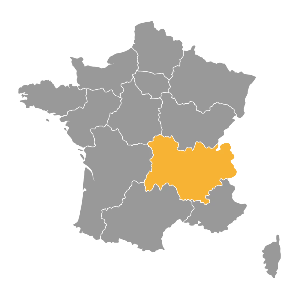 Carte de la France grisée avec la région Auvergne Rhône Alpe mise en évidence par une couleur jaune orangée. Ce schéma représente l'a région d'intervention de l'entreprise Sol'Air Energie.