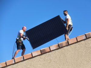 Mathieu Garcia, Directeur Technique de Sol'Air Energie avec un technicien salarié qui travaillent sur un toit particulier. pour Economiser sur les factures d'électricité