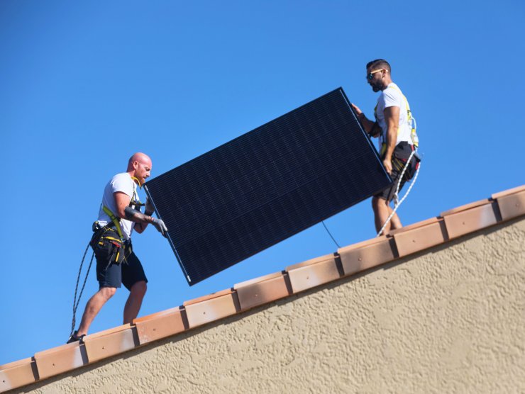 Mathieu Garcia, Directeur Technique de Sol'Air Energie avec un technicien salarié qui travaillent sur un toit particulier.