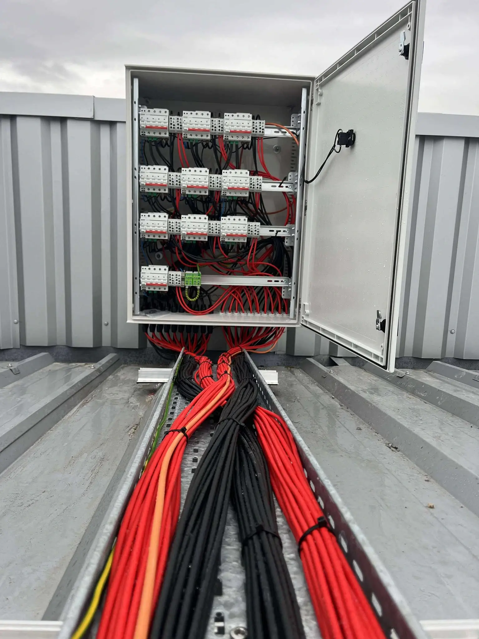 Les câbles électriques de l'installation photovoltaïque en cours sur le toit des Corderies Tournonaises