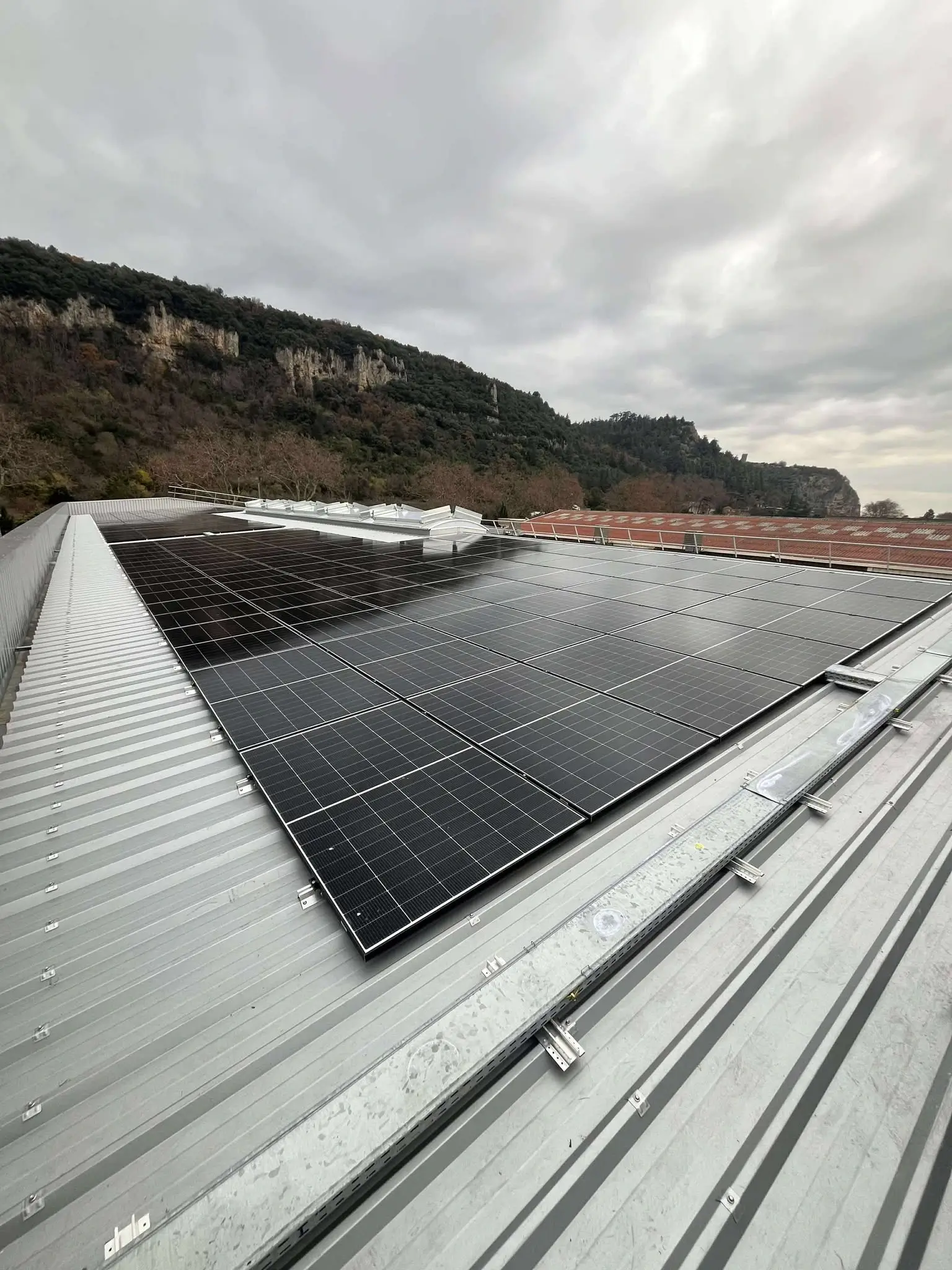 Panneaux photovoltaïques français posés sur le toit des Corderies Tournonaises