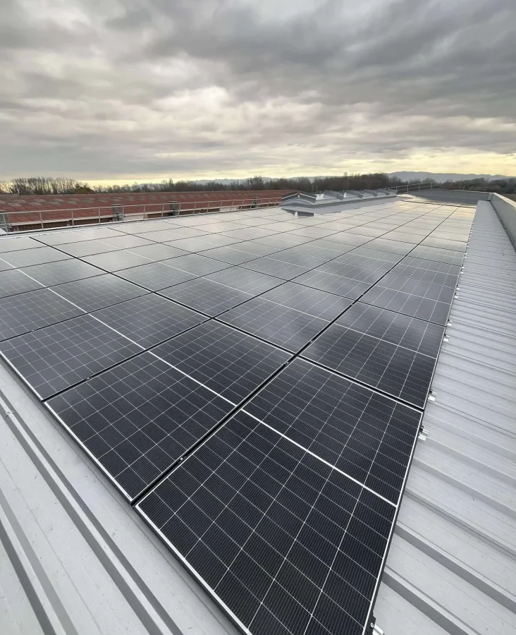 Installation photovoltaïque terminée sur le toit des Corderies Tournonaises