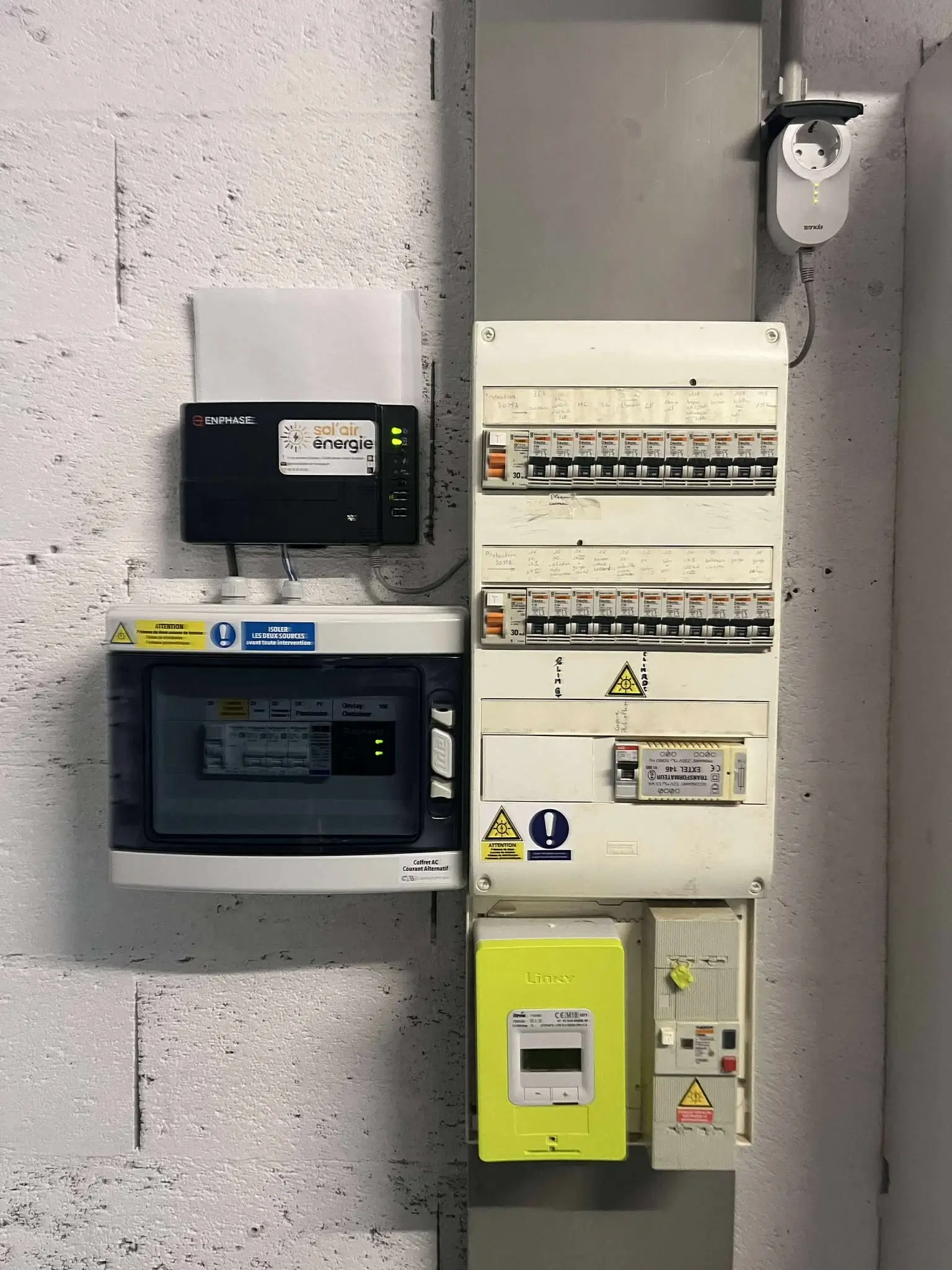 Coffret AC/DC Madenr à côté du tableau électrique