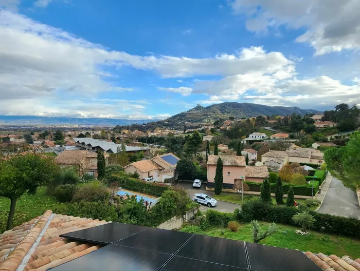 Cinq panneaux solaires sur le toit d'une habitation sous un ciel ensoleillé