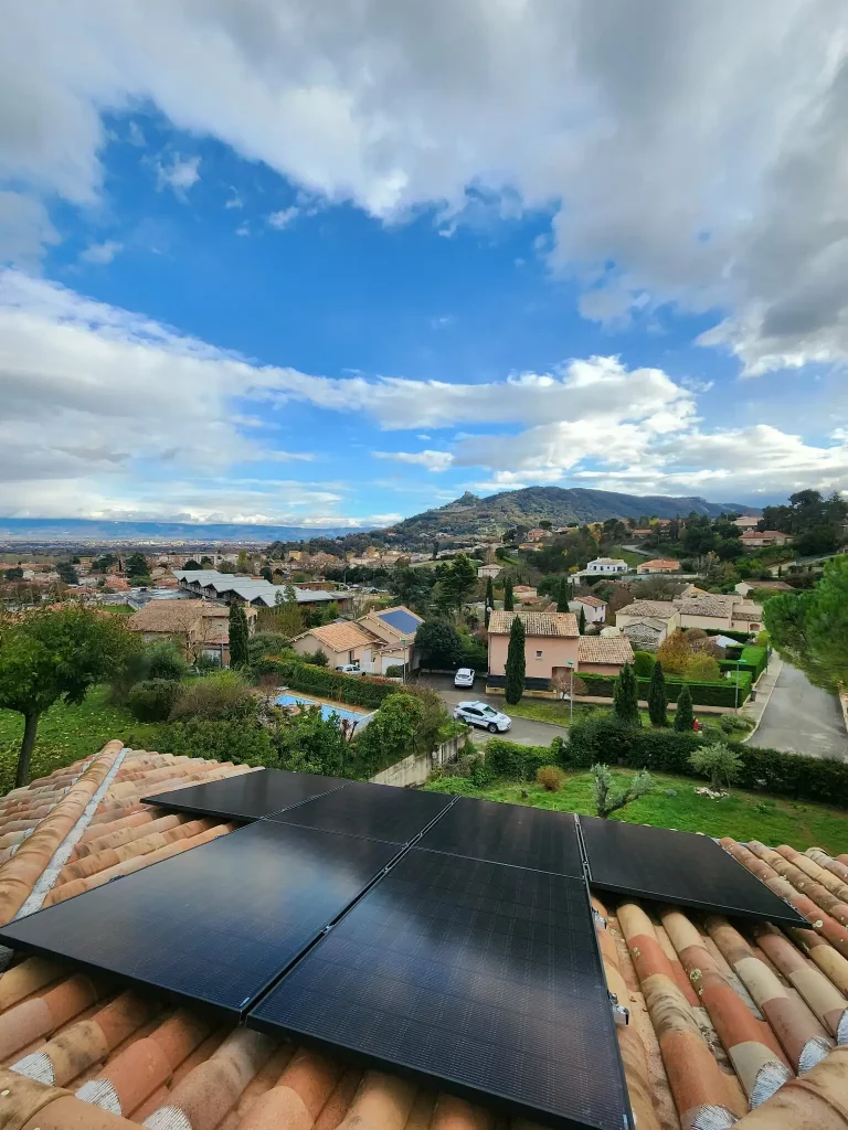 Cinq panneaux solaires sur le toit d'une habitation sous un ciel ensoleillé | Installation Kit Photovoltaïque 3kWc