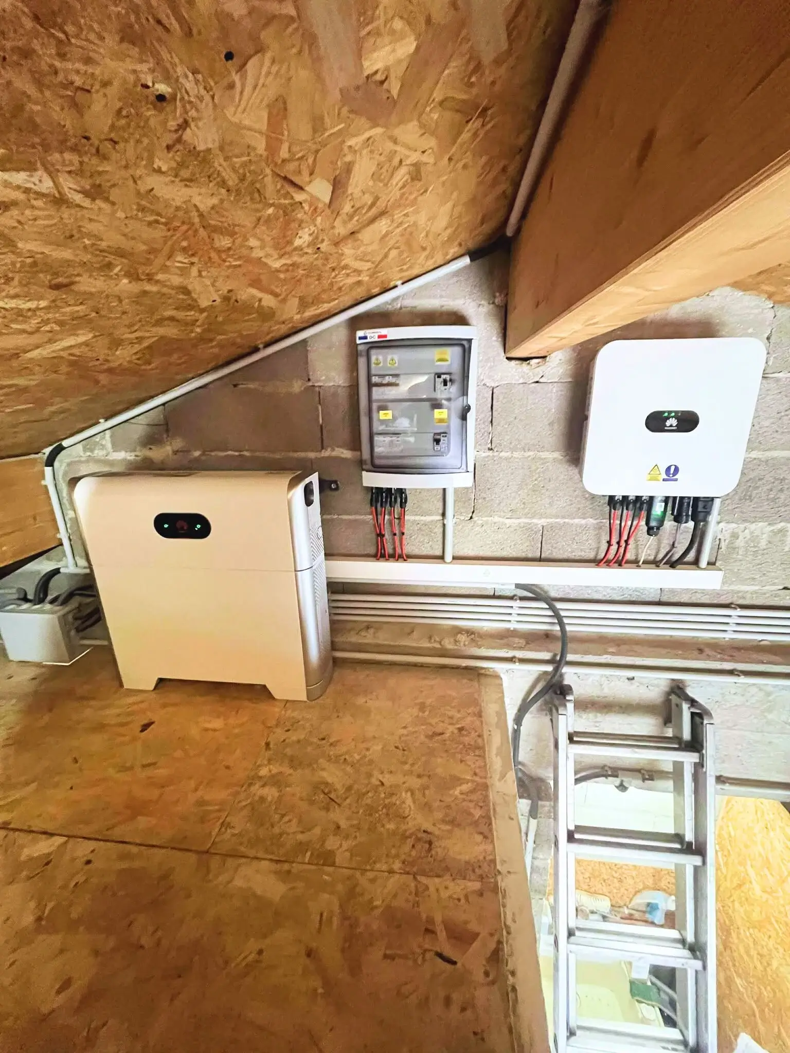 Batterie de stockage Emphase installée contre le mur d'un garage.