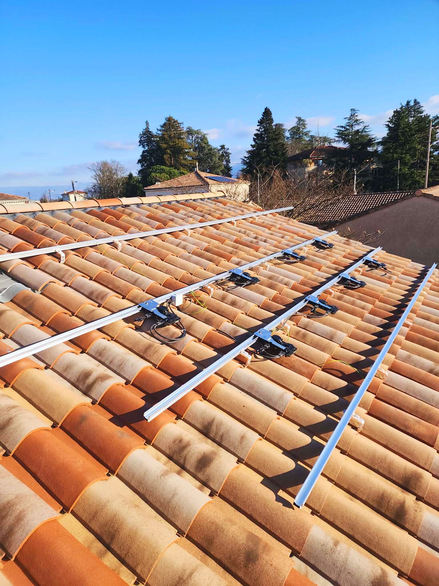 structure prête à soutenir des panneaux photovoltaïques sur un toit tuile