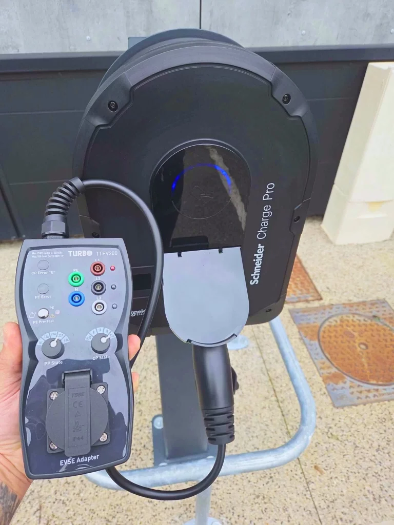 Borne de charge Schneider charge pro