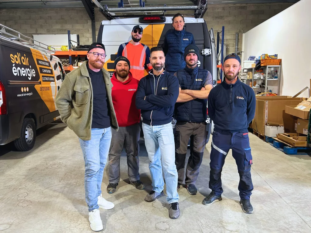 L'Equipe de Technicien.nes de Sol'Air Energie dans le dépôt.