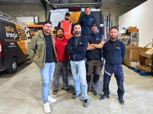 L'Equipe de Technicien.nes de Sol'Air Energie dans le dépôt. Demande de contact