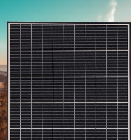 Panneau solaire photovoltaïque au premier plan avec un paysage ensoleillé en fond