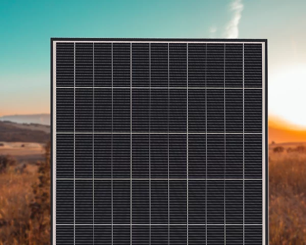 Panneau solaire photovoltaïque au premier plan avec un paysage ensoleillé en fond