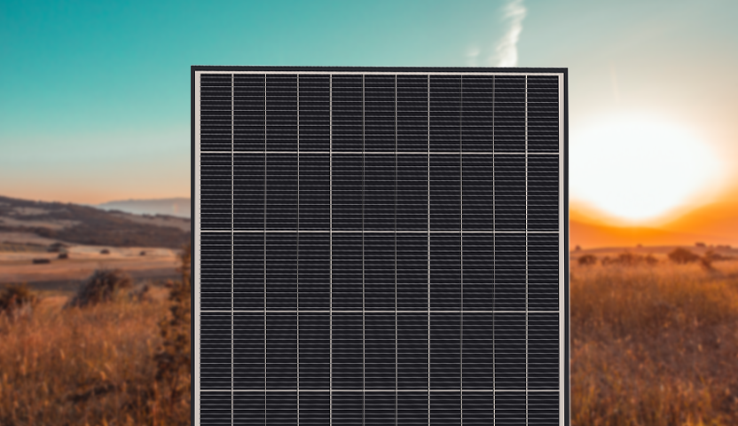 Panneau solaire photovoltaïque au premier plan avec un paysage ensoleillé en fond