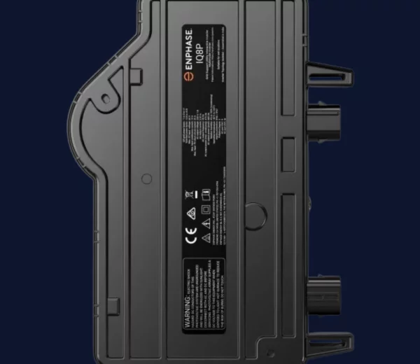 Micro onduleur noir sur fond bleu de la marque Enphase