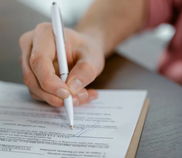 main qui remplit des documents administratifs