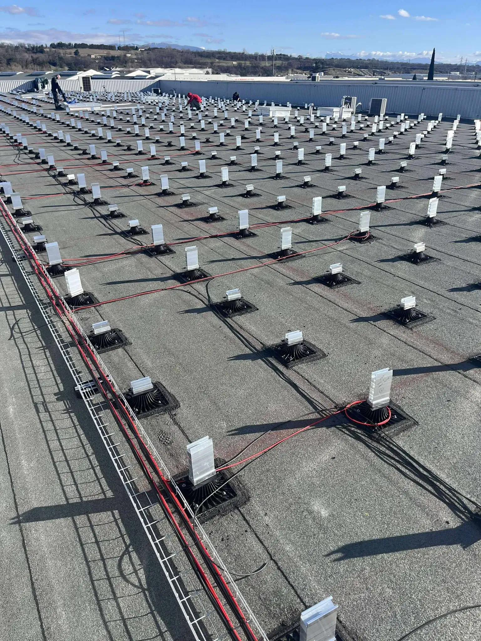 Installation d'une structure photovoltaïque prête à accueillir les panneaux solaires