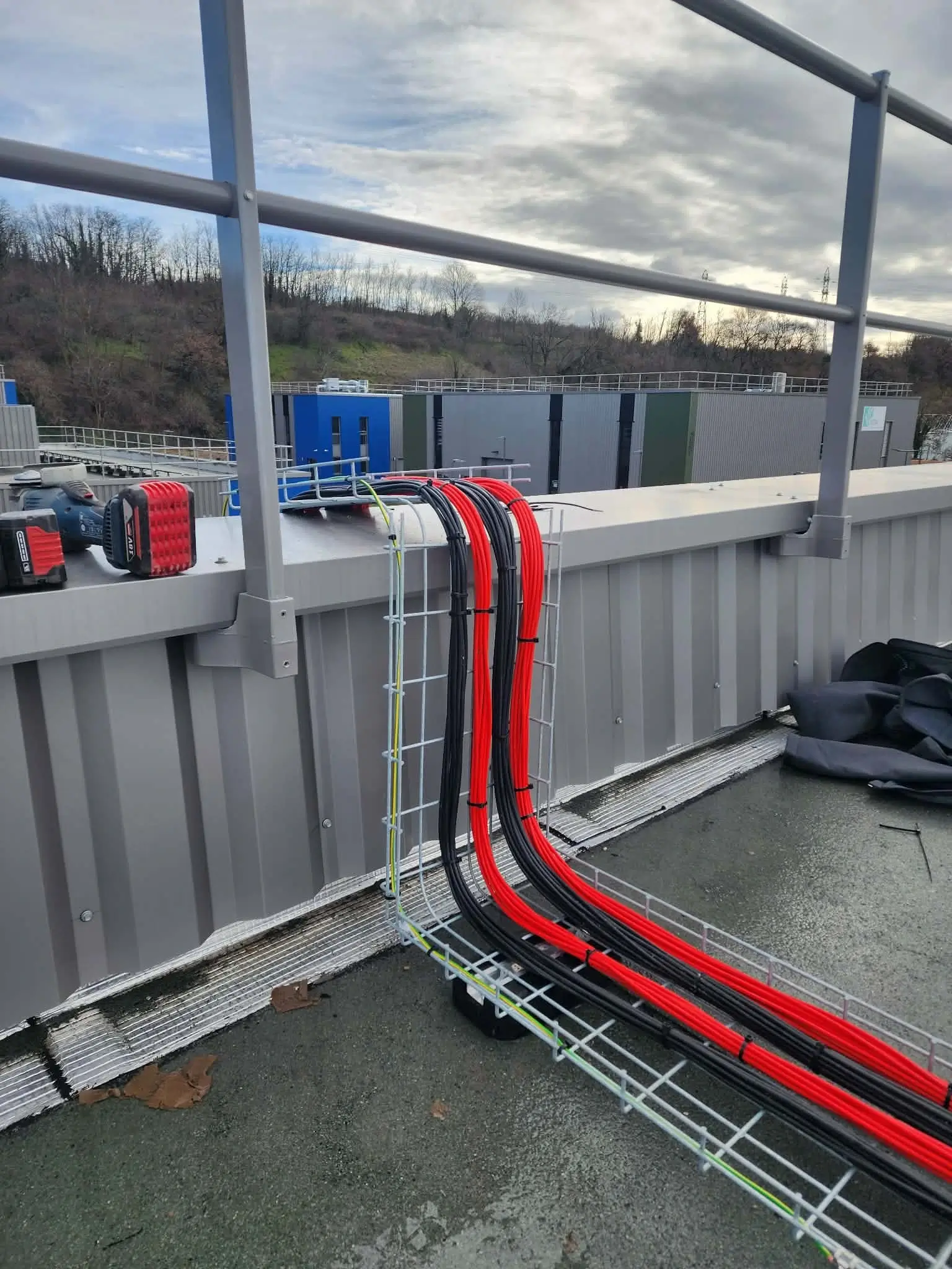 Chemin de câble sur une installation photovoltaïque professionnelle