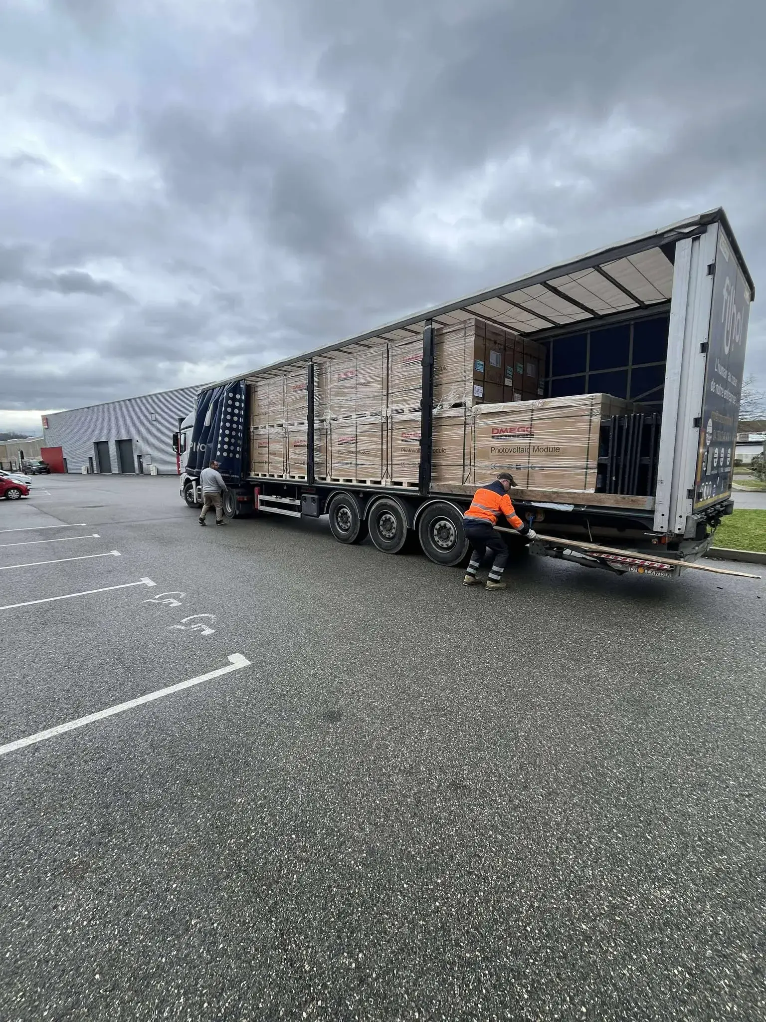 Arrivée des panneaux photovoltaïques en camion