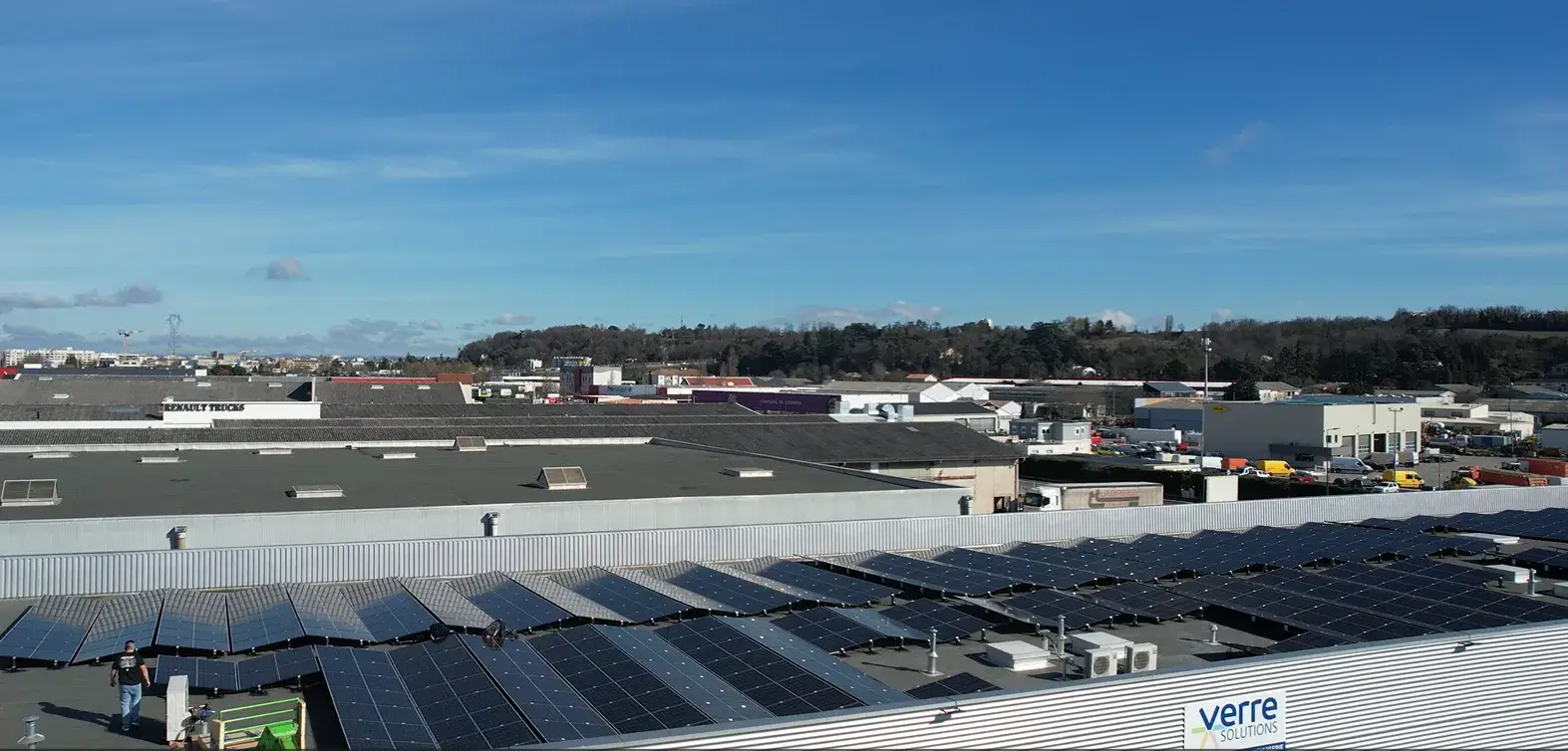 Centrale photovoltaïque installée sur un bâtiment industriel