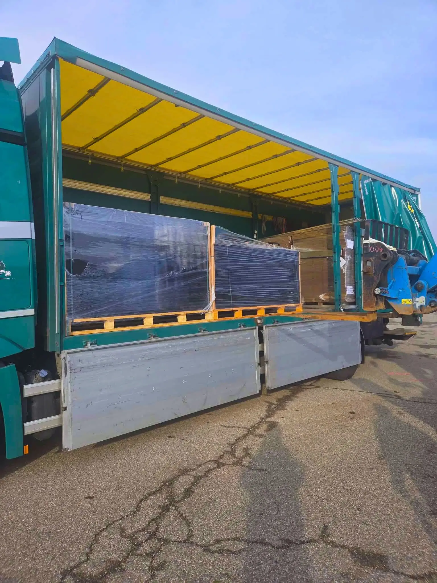 Arrivée des Panneaux Photovoltaïques dans le camion
