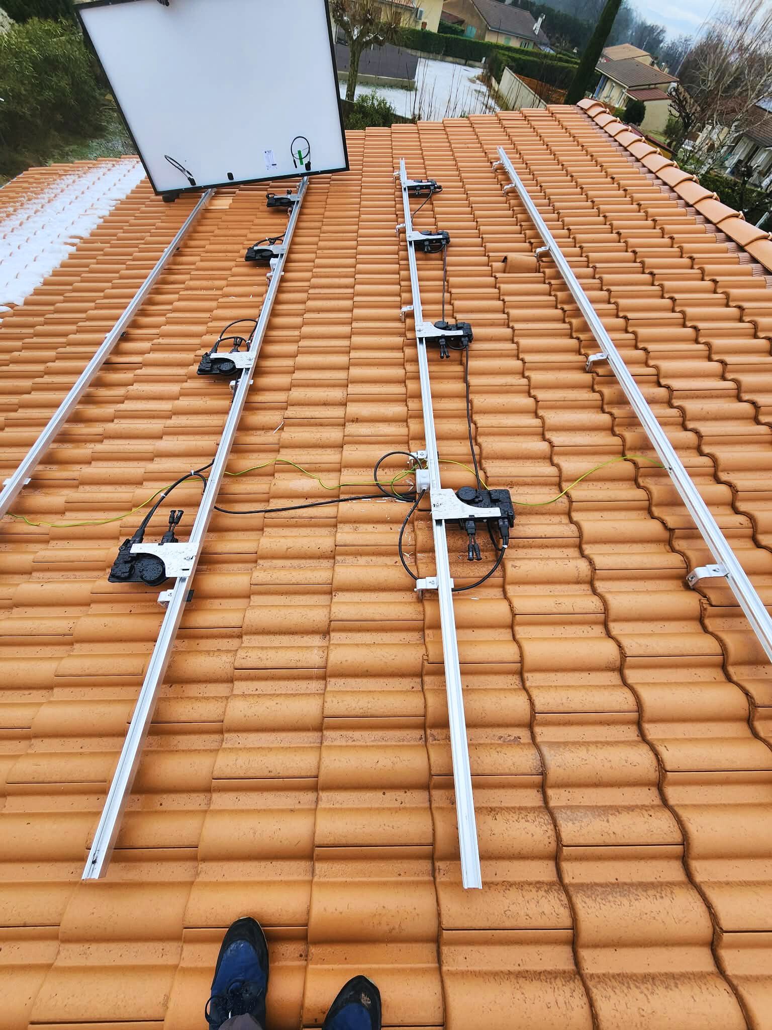 Structure sur toiture prête à accueillir des Panneaux Photovoltaïques Français