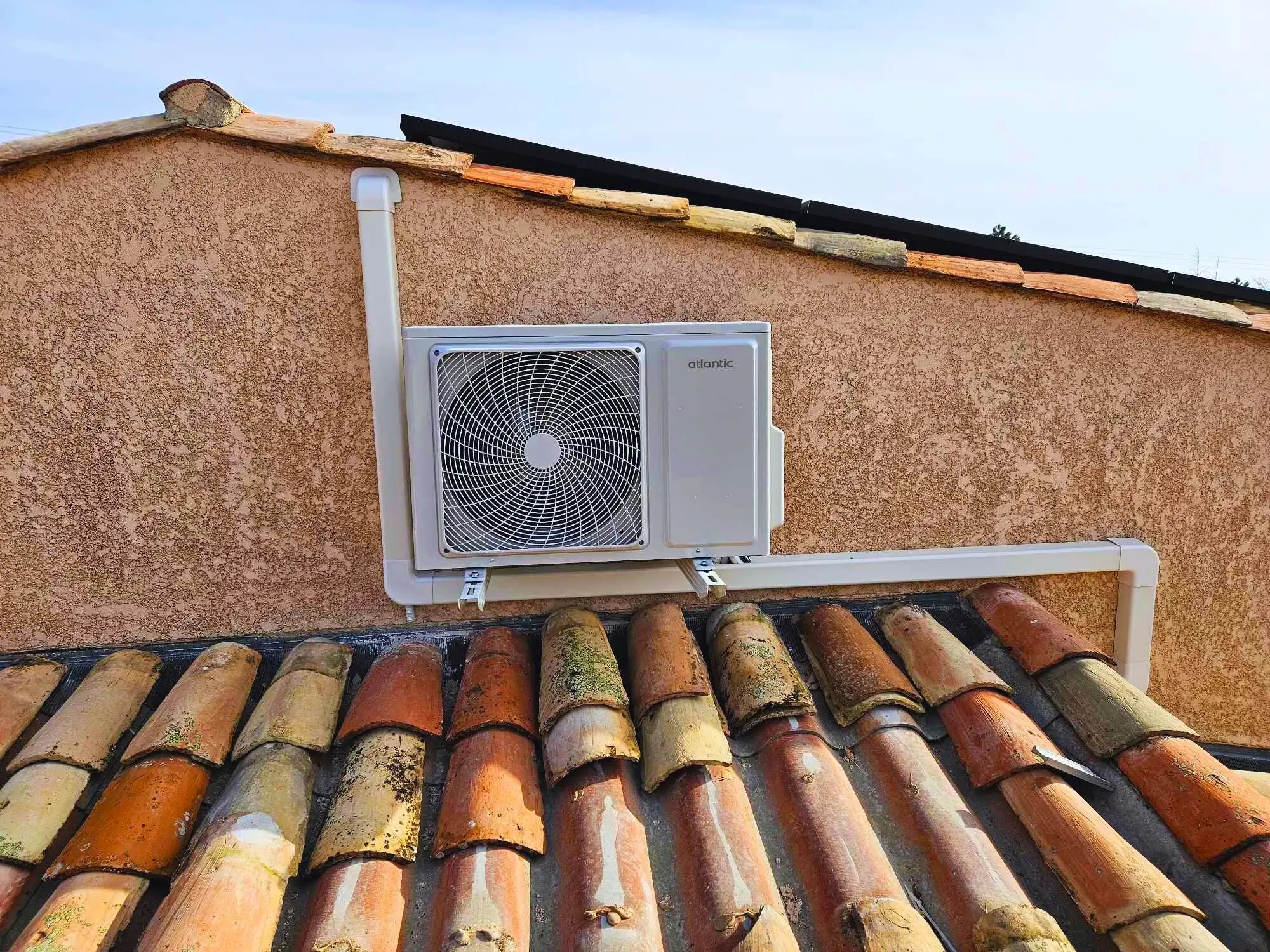 climatisation unité extérieure sur le toit