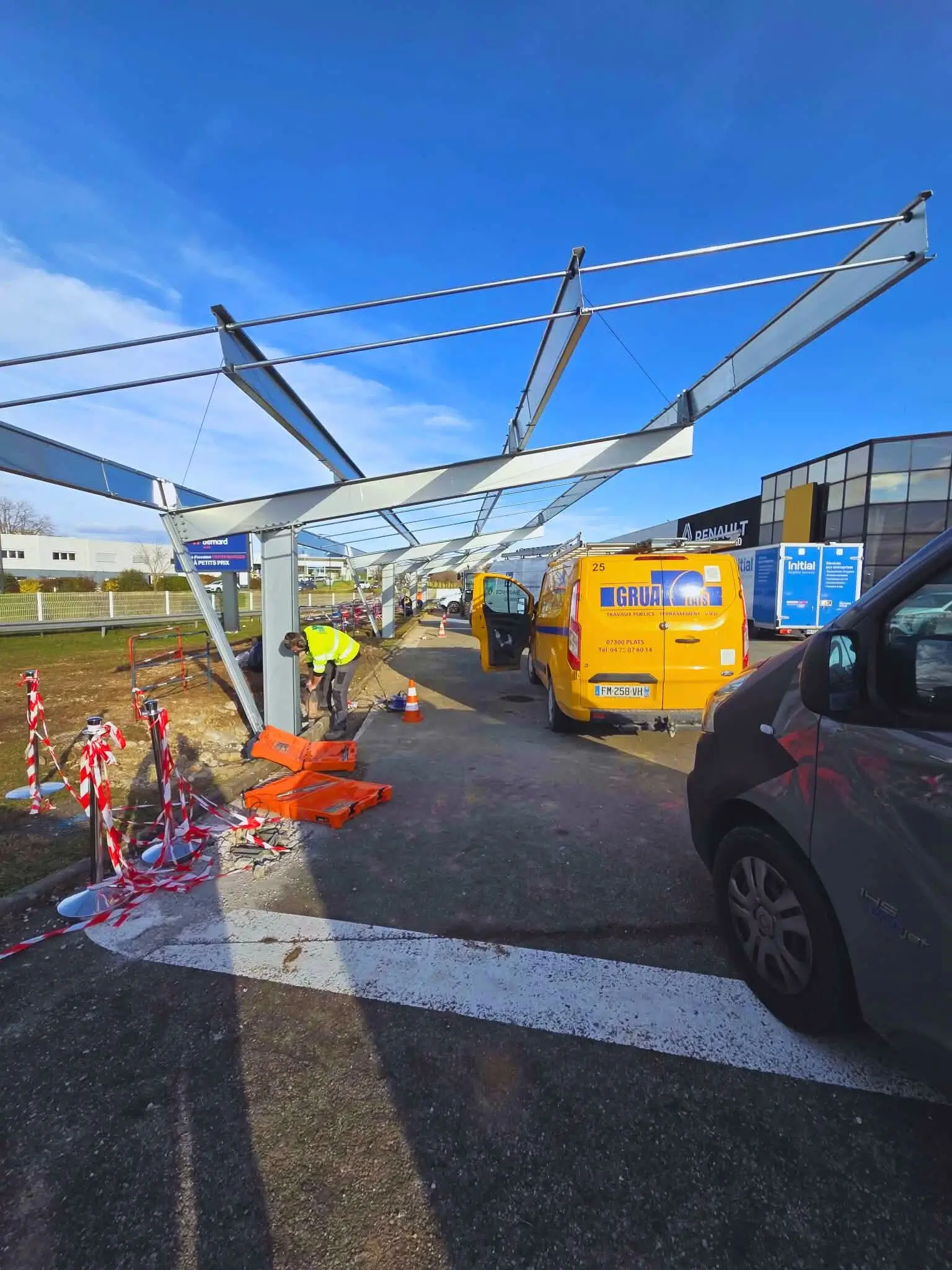 Installation de la structure de l'ombrière photovoltaïque parking