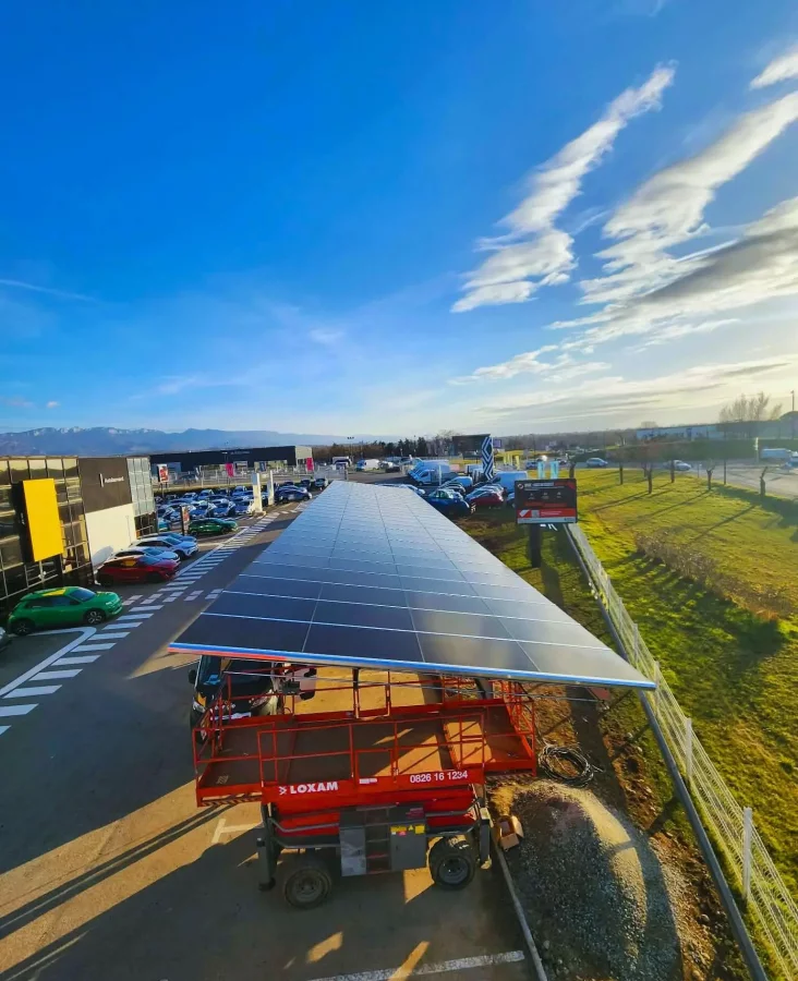 Installation de l'Ombrière Photovoltaïque sur le Parking du Garage Automobile Renault de romans.