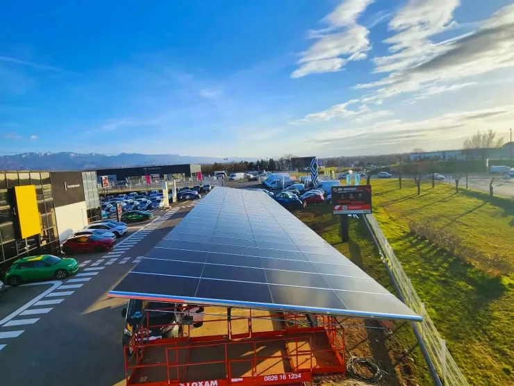 Installation de l'Ombrière Photovoltaïque sur le Parking du Garage Automobile Renault de romans.