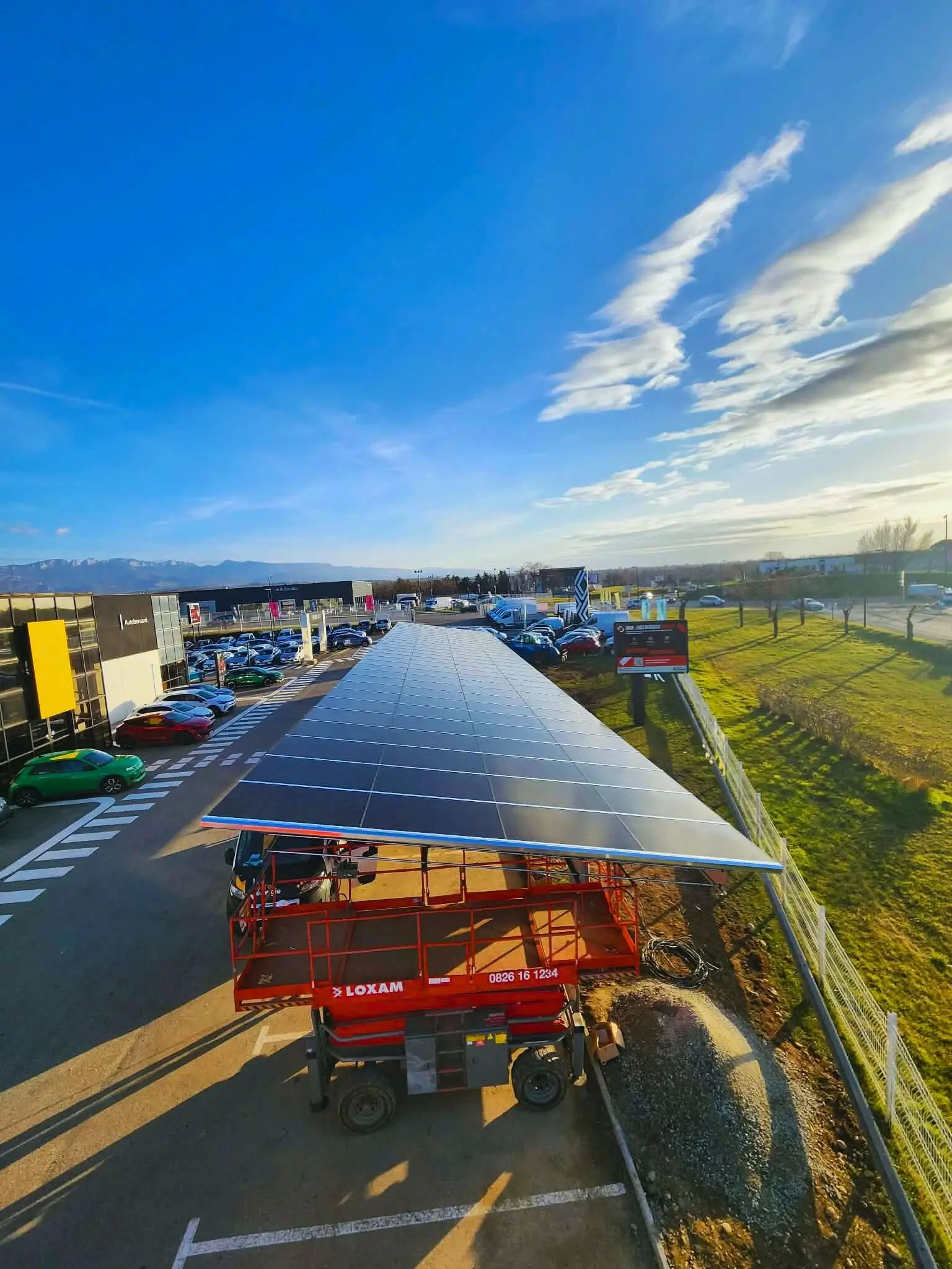 Installation de l'Ombrière Photovoltaïque sur le Parking du Garage Automobile Renault de romans.