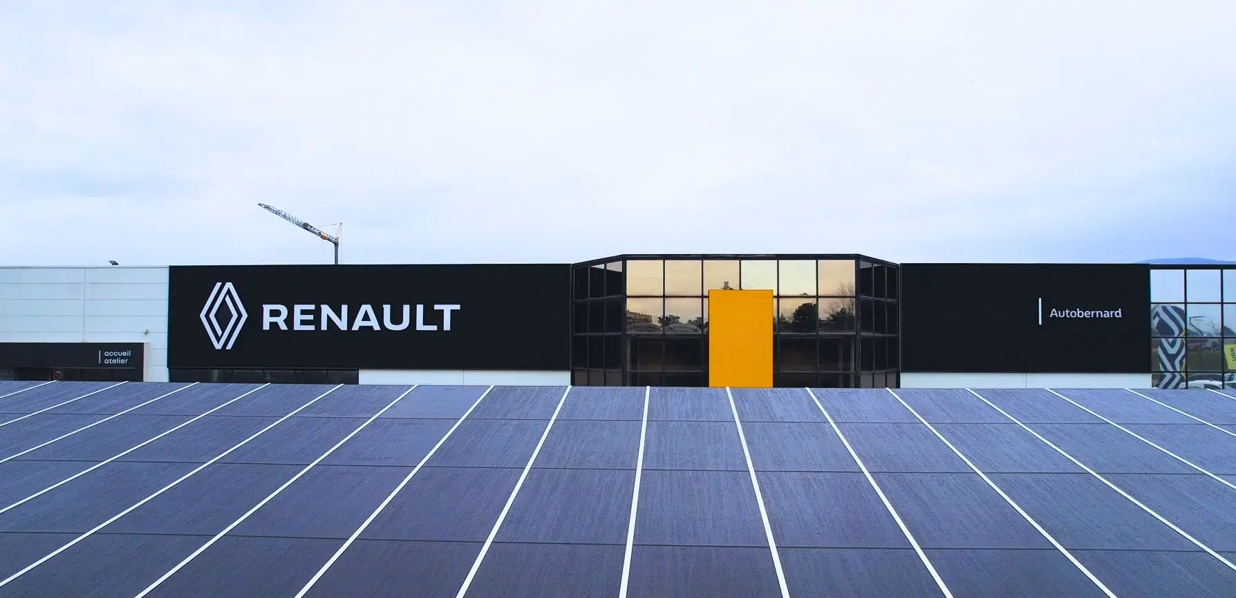 Ombrière Photovoltaïque vue du dessus avec le garage Renault en arrière plan