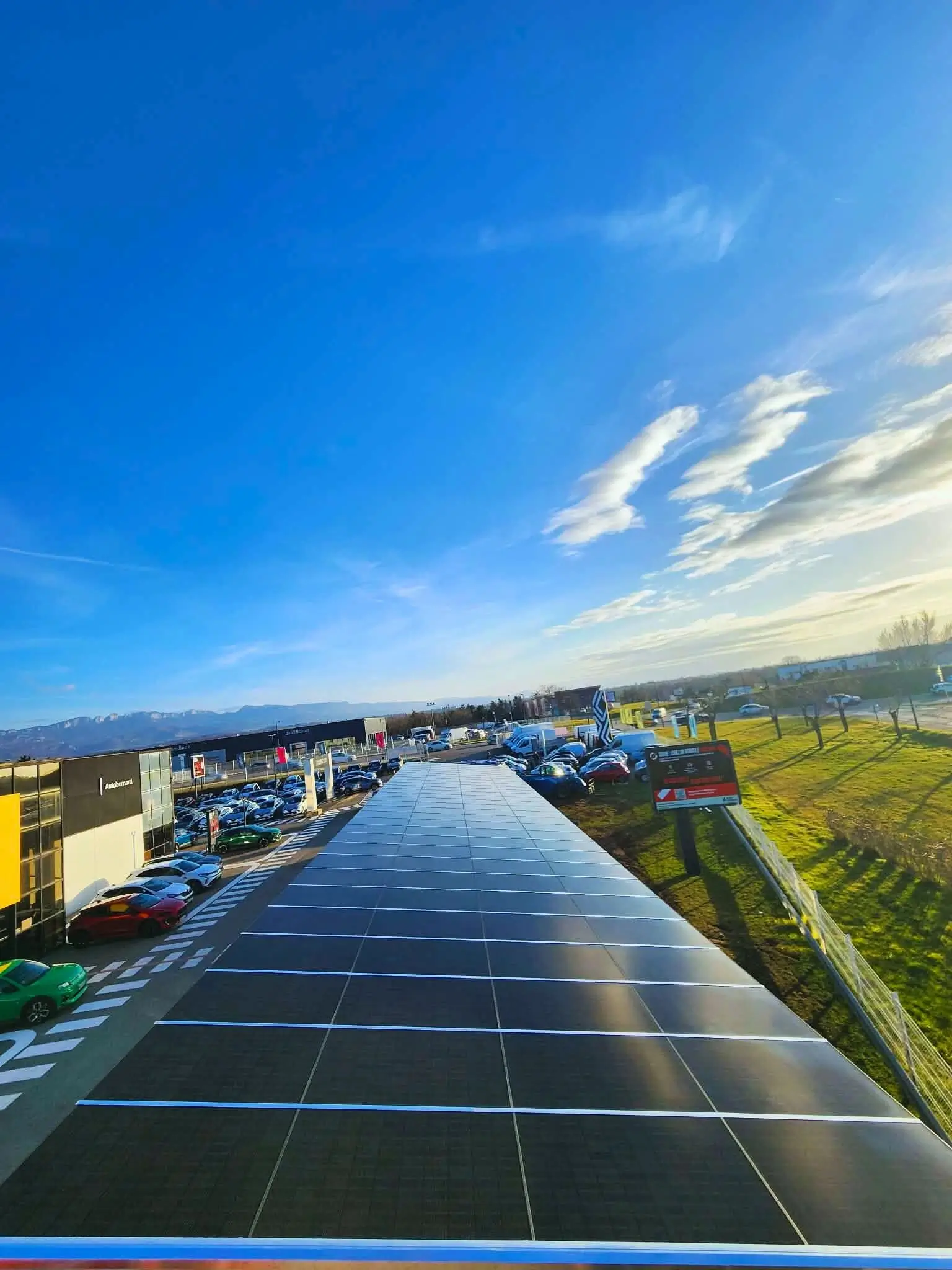 Ombrière Photovoltaïque prête à produire de l'électricité sous un cieul bleu ensoleillé