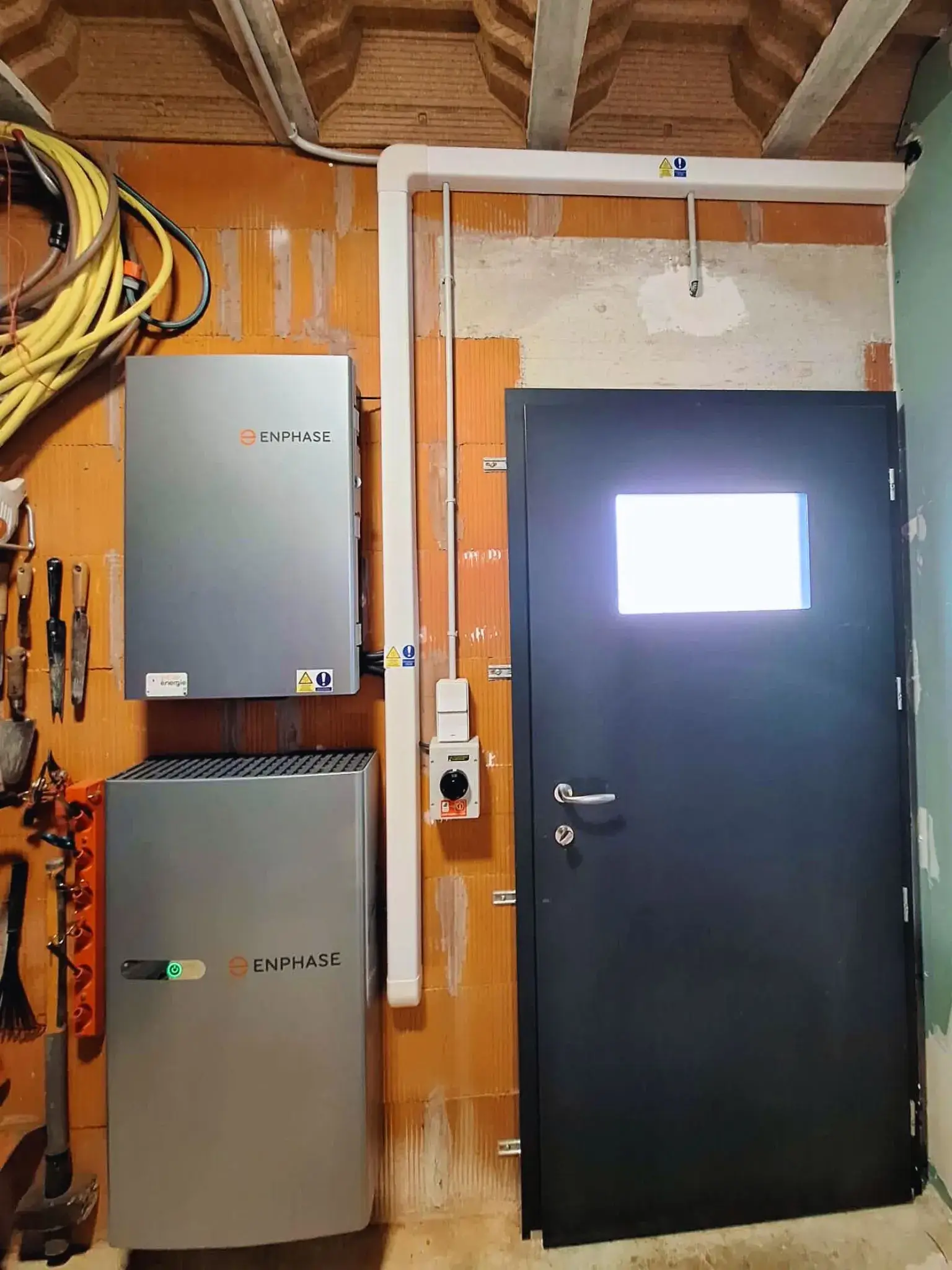 Batterie de stockage et back up enphase pour une installation photovoltaïque sur toit plat