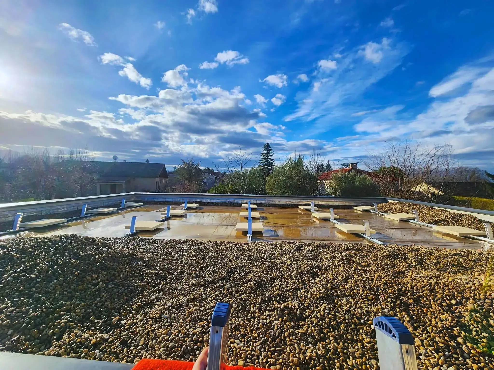 Installation photovoltaïque sur toit plat en cours