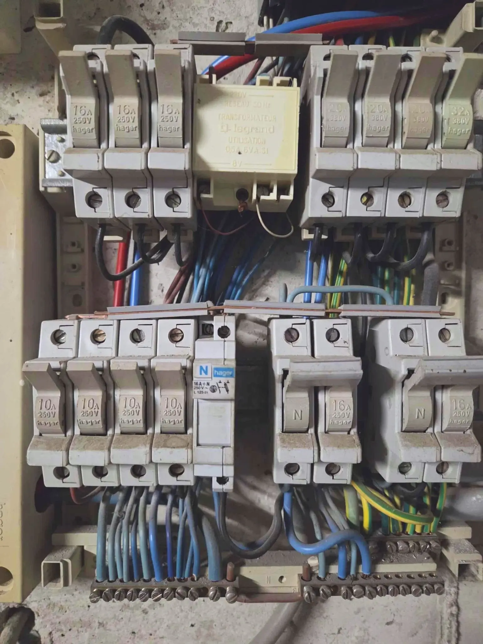 Refection d'un tableau électrique en cours