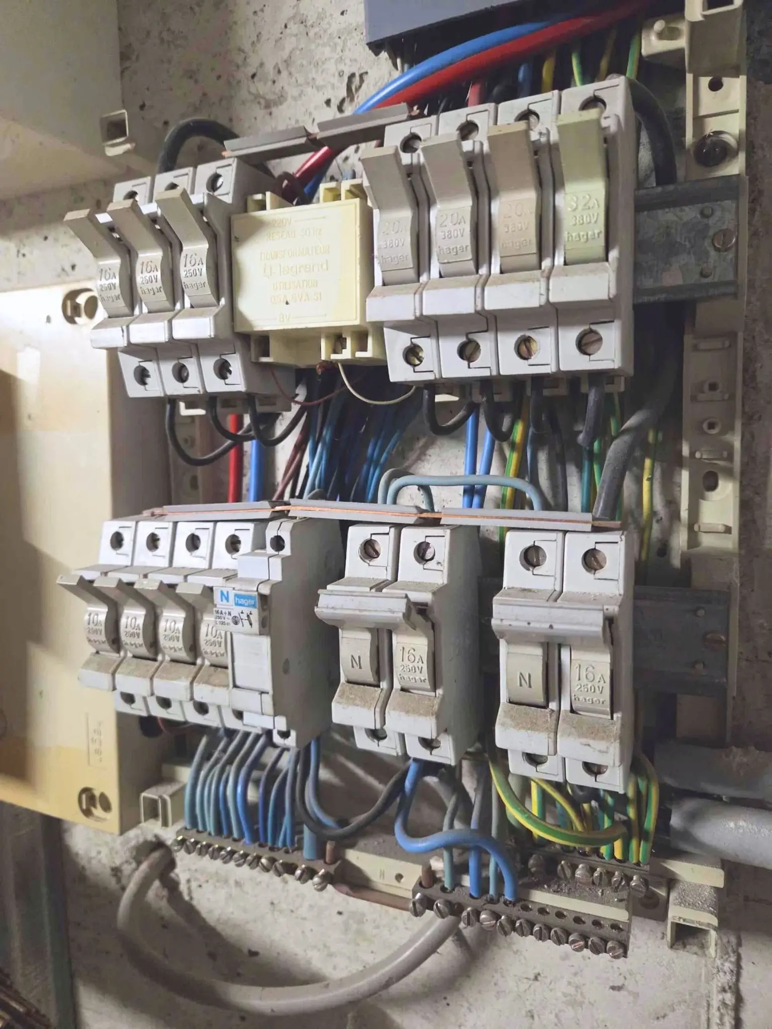 Réfection d'un tableau électrique en cours