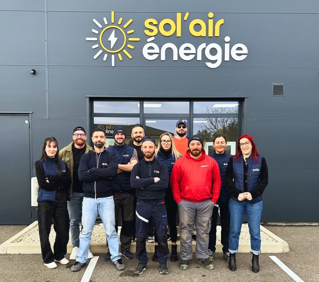 L'équipe de sol'air energie devant le dépôt à Mours-st-Eusèbe