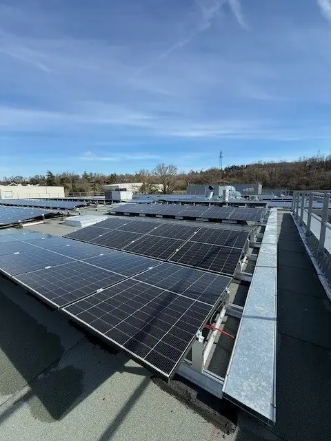 Panneaux photovoltaïques posés sur le toit du'ne entreprise dans la Drôme