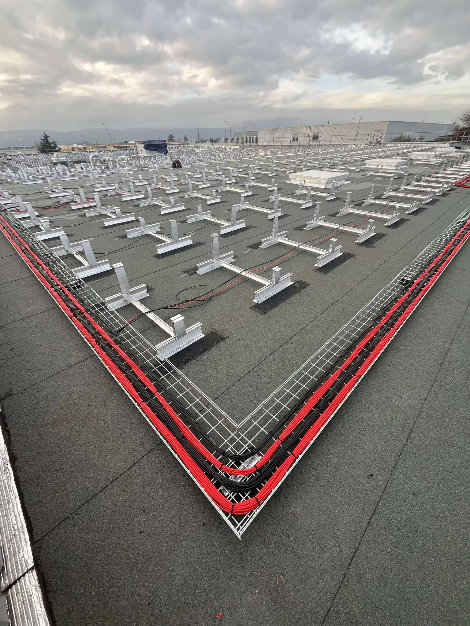 Structures fixées sur le toit d'une entreprise dans la drôme, prêtes à accueillir des panneaux photovoltaïques