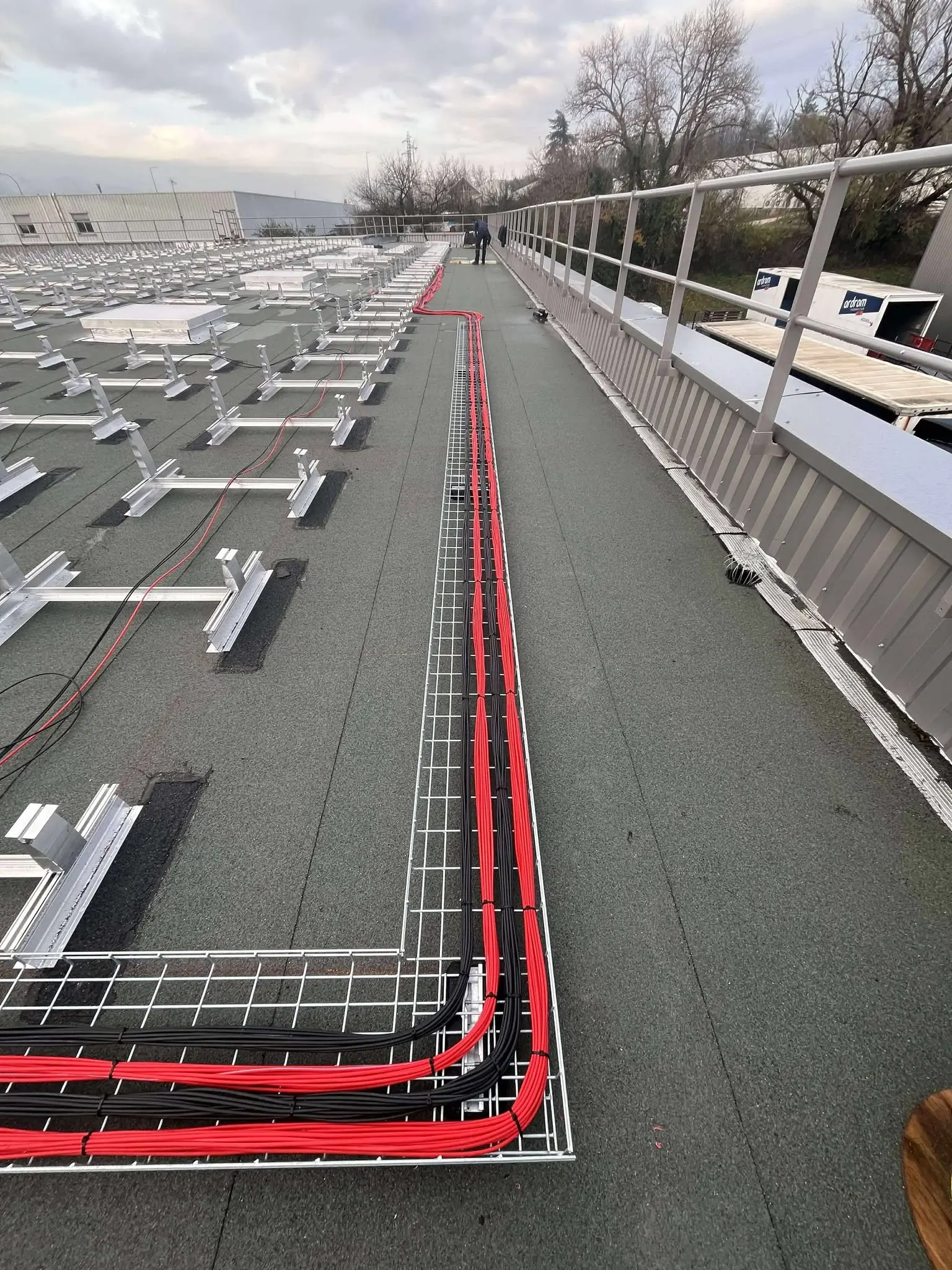 Passage de cable de l'installation photovoltaïque d'une entreprise drômoise