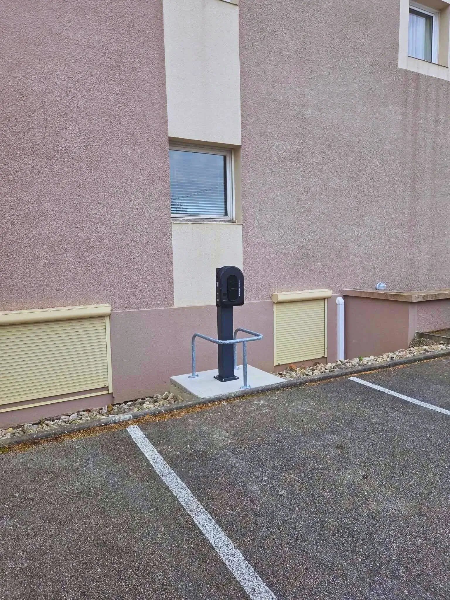 Borne de charge electrique Schneider Charge Pro installée sur le parking de l'Hotel Karene à Saint Paul les Romans