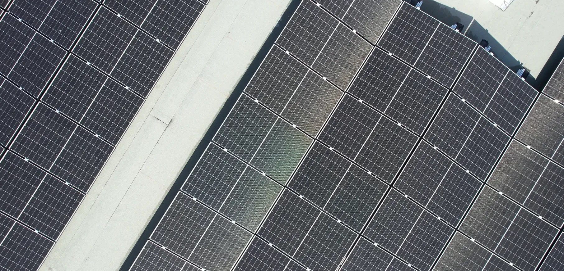 Panneaux photovoltaïques posés vus d'en haut.