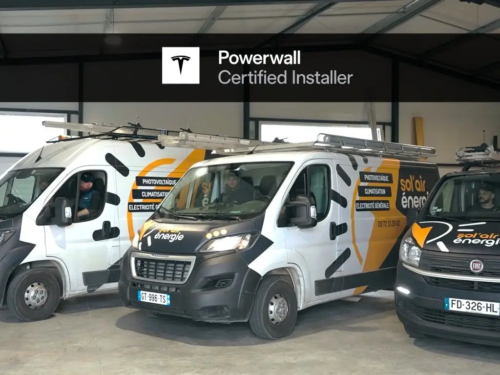 Les techniciens de Sol'Air Energie dans les camions prêts à partir installer des batteries Tesla dans la Drôme. Logo : Tesla Powerwall Certified Installer